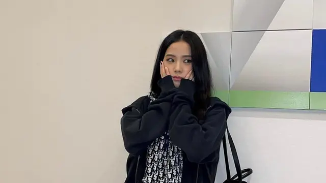 Jisoo Blackpink pakai Bag Charm Jellycat kelinci.  [@sooyaaa__]