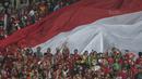 Suporter Timnas Indonesia mengibarkan bendera raksasa saat melawan Filipina pada laga SEA Games di Stadion Shah Alam, Selangor, Kamis (17/8/2017). Indonesia menang 3-0 atas Filipina.(Bola.com/Vitalis Yogi Trisna)