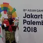 Pesilat Indonesia peraih medali emas, Sugianto berpose usai penyerahan medali tunggal putra pencak silat seni Asian Games 2018 di Padepokan Pencak Silat Taman Mini Indonesia Indah (TMII), Jakarta, Rabu (29/8). (Merdeka.com/ Imam Buhori)