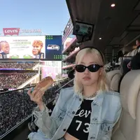 Intip gaya slay Rose BLACKPINK tampil dengan busana denim minimalis di Super Bowl 2026 (@roses_are_rosie)