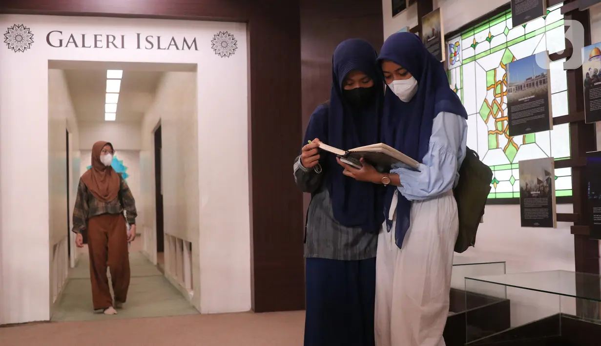 <p>Pengunjung melihat sejumlah informasi tentang dunia Islam yang ada di galeri Islam masjid Al-Azhom, Tangerang, Banten, Jumat (22/4/2022). Banyak warga mengisi waktu senggang mengunjungi galeri tersebut untuk memperkaya wawasan tentang sejarah Islam saat Ramadhan. (Liputan6.com/Angga Yuniar)</p>