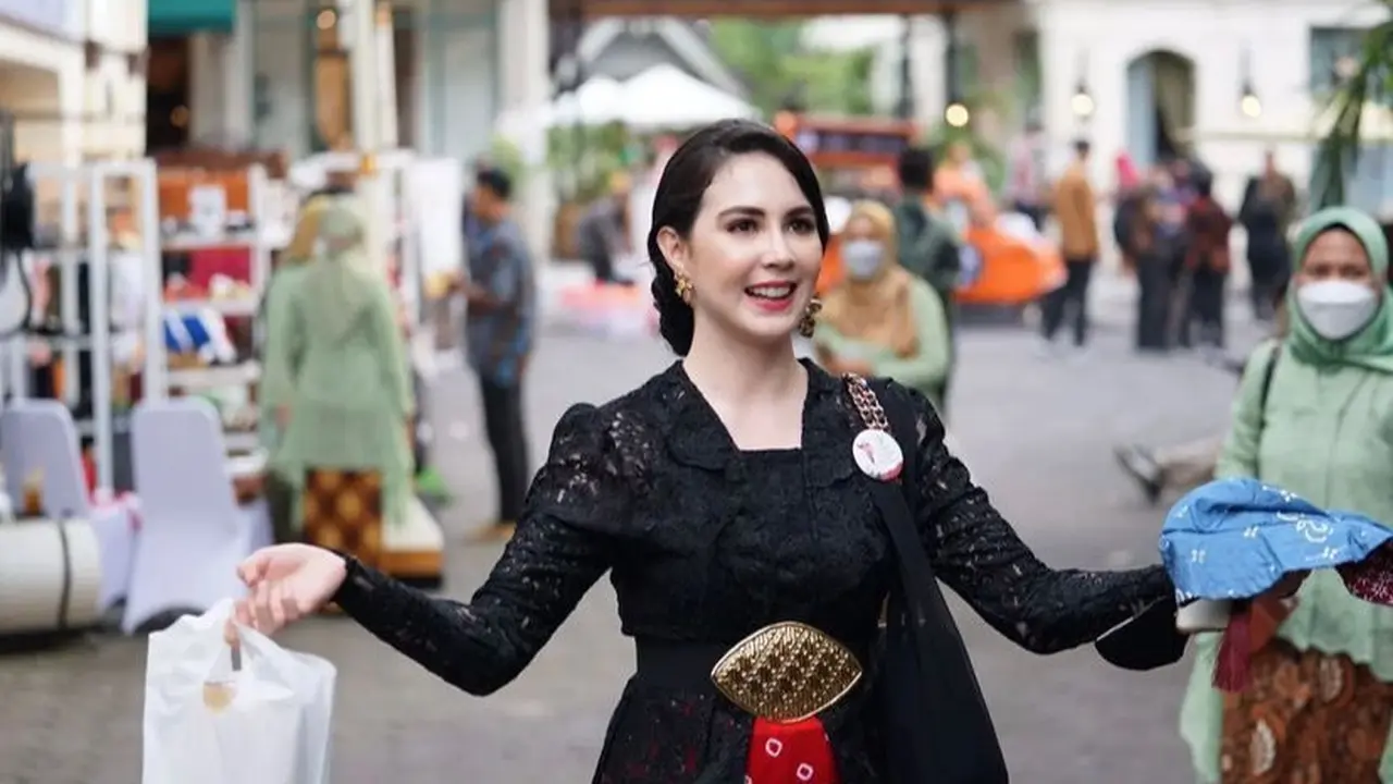 Potret Arumi Bachsin saat memperingati Hari Batik Nasional sekaligus mendukung Kebaya Goes to UNESCO