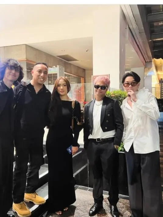 Marion Jola turut hadir bersama sang kekasih dengan ansambel serba hitam. [@ybrap].