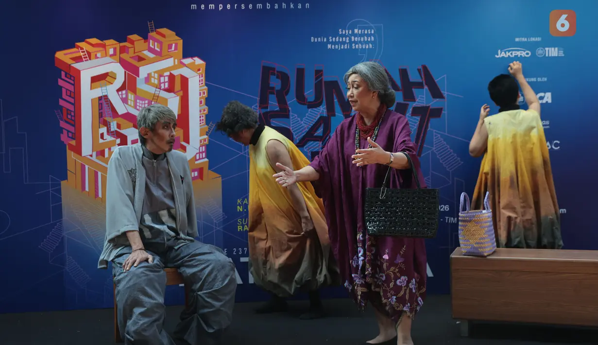 Sejumlah pemain Teater Koma menampilkan adegan pementasan Rumah Sakit Jiwa di Jakarta, Jumat (10/7/2026). Lakon yang pertama kali dipentaskan 35 tahun lalu itu kembali diproduksi dan akan dipentaskan pada 30 Juli hingga 2 Agustus 2026 di Graha Bhakti Budaya, Taman Ismail Marzuki. Pementasan tersebut mengangkat isu kemanusiaan, relasi kuasa, dan dinamika sosial yang tetap relevan dengan kehidupan masyarakat saat ini. (KLY/Budy Santoso)
