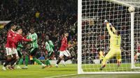Pemain Manchester United, Bruno Fernandes (tengah) mencetak gol ketiga tim ke gawang Real Betis pada laga leg pertama Liga Europa 2022/2023 yang berlangsung di Old Trafford, Manchester, Jumat (10/03/2023) dini hari WIB. MU menang dengan skor 4-1. (AP Photo/Dave Thompson)