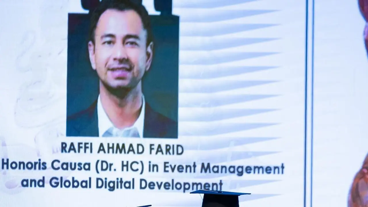 Raffi Ahmad Dapat Gelar Doktor HC