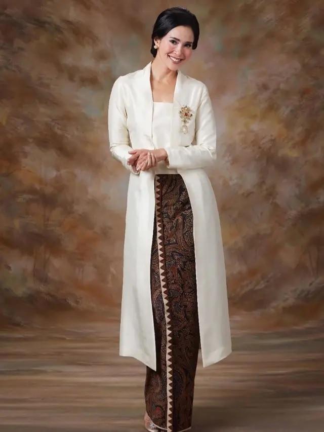 Inspirasi kebaya kutubaru (credit: instagram/loemongga)