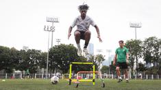 Pemain Timnas Indonesia U-20, Barnabas Sobor melakukan latihan terbuka untuk Piala Asia U-20 2023 di Lapangan C, Kompleks Stadion Utama Gelora Bung Karno (SUGBK), Jakarta, Rabu (08/02/2023). Ajang ini akan berlangsung pada 1 Maret 2023 mendatang. (Bola.com/Bagaskara Lazuardi)