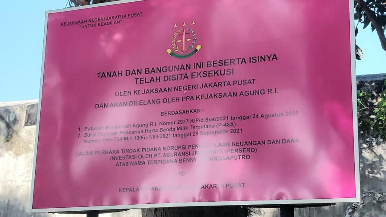 Sebuah papan berwarna merah dengan tulisan hitam berlogo Kejaksaan terpasang di depan pintu utama benteng.