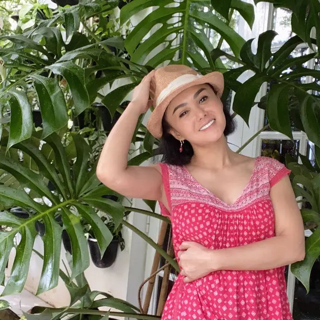 7 Gaya Yuni Shara Berkebun, Dari Pakai Daser Hingga Celana Sobek