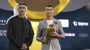 Pemain Portugal, Cristiano Ronaldo saat mendapatkan penghargaan dalam acara Globe Soccer Awards yang berlangsung di Dubai, Uni Emirat Arab, Jumat (27/12/2024) waktu setempat. (AP Photo/LaPresse/Fabio Ferrari)