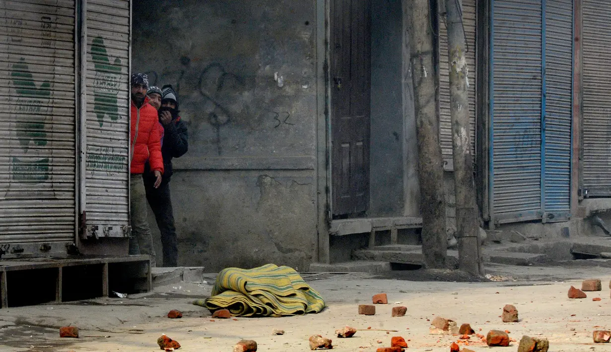 Pengunjuk rasa Kashmir bentrok dengan polisi India saat protes terhadap dugaan pembunuhan oleh anggota VDC di Srinagar (25/12/2015). (AFP Photo/Tauseef Mustafa)