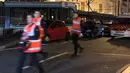 Personel layanan darurat berkumpul di lokasi tabrakan antara dua rangkaian trem di wilayah Issy-les-Moulineaux, Paris, Senin (11/2). Insiden seperti ini tergolong langka terjadi di jaringan trem pinggiran Paris yang selalu sibuk. (Philippe DUPEYRAT / AFP)
