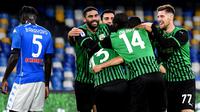 Para pemain Sassuolo merayakan gol ke gawang Napoli dalam lanjutan Liga Italia Serie A di Stadion San Paolo, Napoli, Minggu (1/11/2020). Sassuolo menang 2-0 atas Napoli. (AFP/Tiziana Fabi)