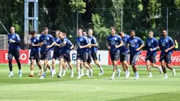 Pemain Jerman melakukan pemanasan saat sesi latihan di pusat olahraga BVSC, Budapest, Hungaria, 13 Juni 2022. Jerman akan menghadapi Italia pada pertandingan sepak bola UEFA Nations League. (Attila KISBENEDEK/AFP)