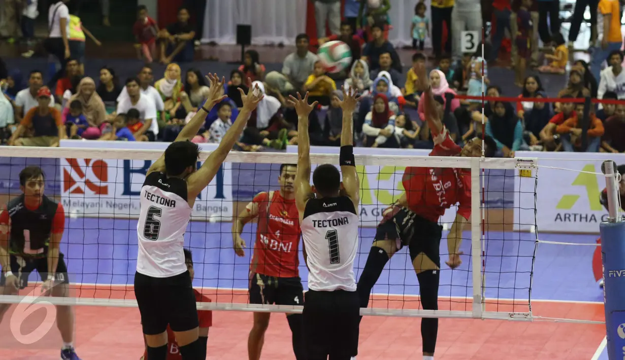 Tim voli Kopassus melawan Bandung Tectona di ajang Danjen Kopassus BNI 46 Volley Ball Tournament di Cijantung, Jakarta, Minggu (2/4). Sempat tertinggal dua set, Kopassus berhasil membungkam Bandung Tectona. (Liputan6.com/Helmi Afandi)