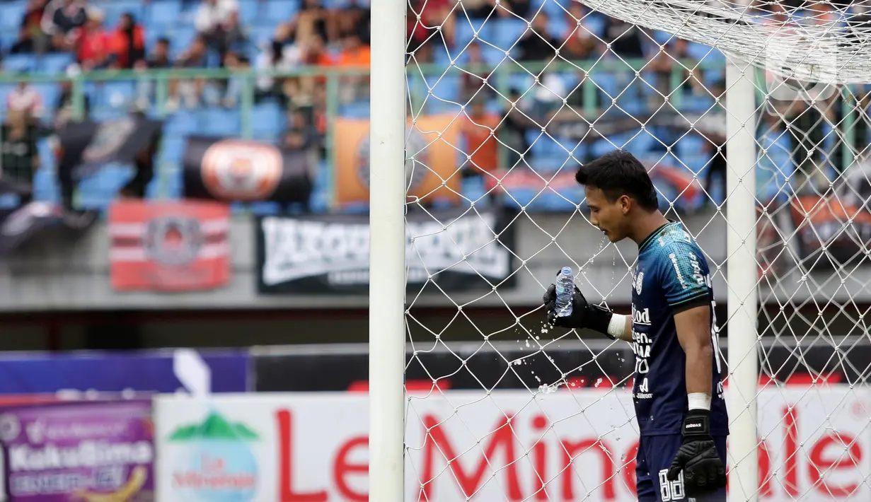 Penjaga gawang Bali United, Muhammad Ridho saat laga lanjutan BRI Liga 1 Indonesia melawan Persija Jakarta di Stadion Patriot Chandrabhaga, Kota Bekasi, Jawa Barat, Minggu (15/1/2023). Bali United harus mengakui keunggulan Persija Jakarta dengan skor 2-3. (Liputan6.com/Helmi Fithriansyah)