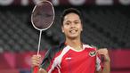 Anthony Sinisuka Ginting berhasil menambah medali perunggu bagi Indonesia setalah mengalahkan wakil Guatemala, Kevin Cordon pada partai perebutan juara tiga bulu tangkis tunggal putra Olimpiade Tokyo 2020. Dirinya berhasil menang dua gim langsung. (Foto: AP/Markus Schreiber)