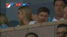 Steven Gerrard menyaksikan laga L.A Galaxy vs Toronto FC yang berakhir dengan skor 4-0. Robbie Keane striker L.A Galaxy mencetak hattrick di laga tersebut.