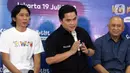 Menteri BUMN Erick Thohir (tengah) bersama Menteri Koperasi dan UKM Teten Masduki (kanan) dan drummer grup band Slank Bimbim saat peluncuran Slankops di Basecamp Slank, Jakarta, Selasa (19/7/2022). Slankops diluncurkan sebagai bentuk kepedulian dan dedikasi personelnya untuk memberdayakan generasi muda yang utamanya para Slanker dan wadah berproses menjadi wirausaha mandiri serta tangguh. (Liputan6.com/Herman Zakharia)