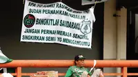 Aksi Bonek untuk PSMS di Stadion Gelora Bung Tomo, Surabaya, pada laga kontra PSIS, Sabtu (8/12/2018). (Bola.com/Aditya Wany)