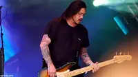 Bassis Deftones Wafat Setelah Koma Selama 5 Tahun