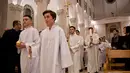 Umat Kristen Kosovo menghadiri malam natal Natal di Gereja Katedral St. Ibu Teresa di ibukota Kosovo, Pristina (24/12). (AP Photo / Visar Kryeziu)