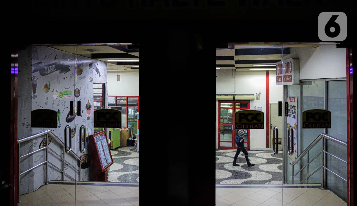 Suasana Mall PGC Cililitan, Jakarta, Selasa (27/7/2021). Menurut keterangan pedagang, pemerintah harus memberikan perhatian kepada para pedagang dan pelaku UMKM di mal dan pusat perbelanjaan seiring diperpanjangnya PPKM Level 4. (Liputan6.com/Faizal Fanani)