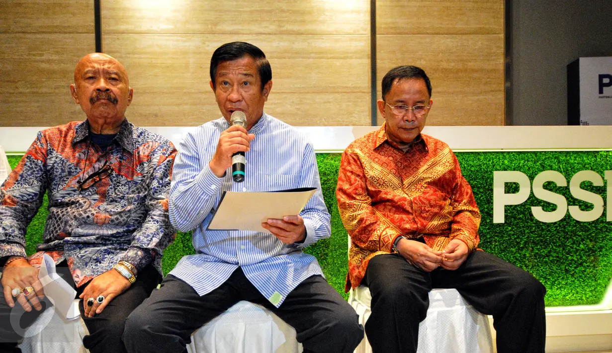 Mantan Ketua Umum PSSI, Agum Gumelar (tengah) didampingi IGK Manila (kiri) membacakan pernyataan sikap terkait situasi sepak bola tanah air saat ini, di kantor PSSI, Senayan, Jakarta, Kamis (25/6/2015). (Liputan6.com/Yoppy Renato)