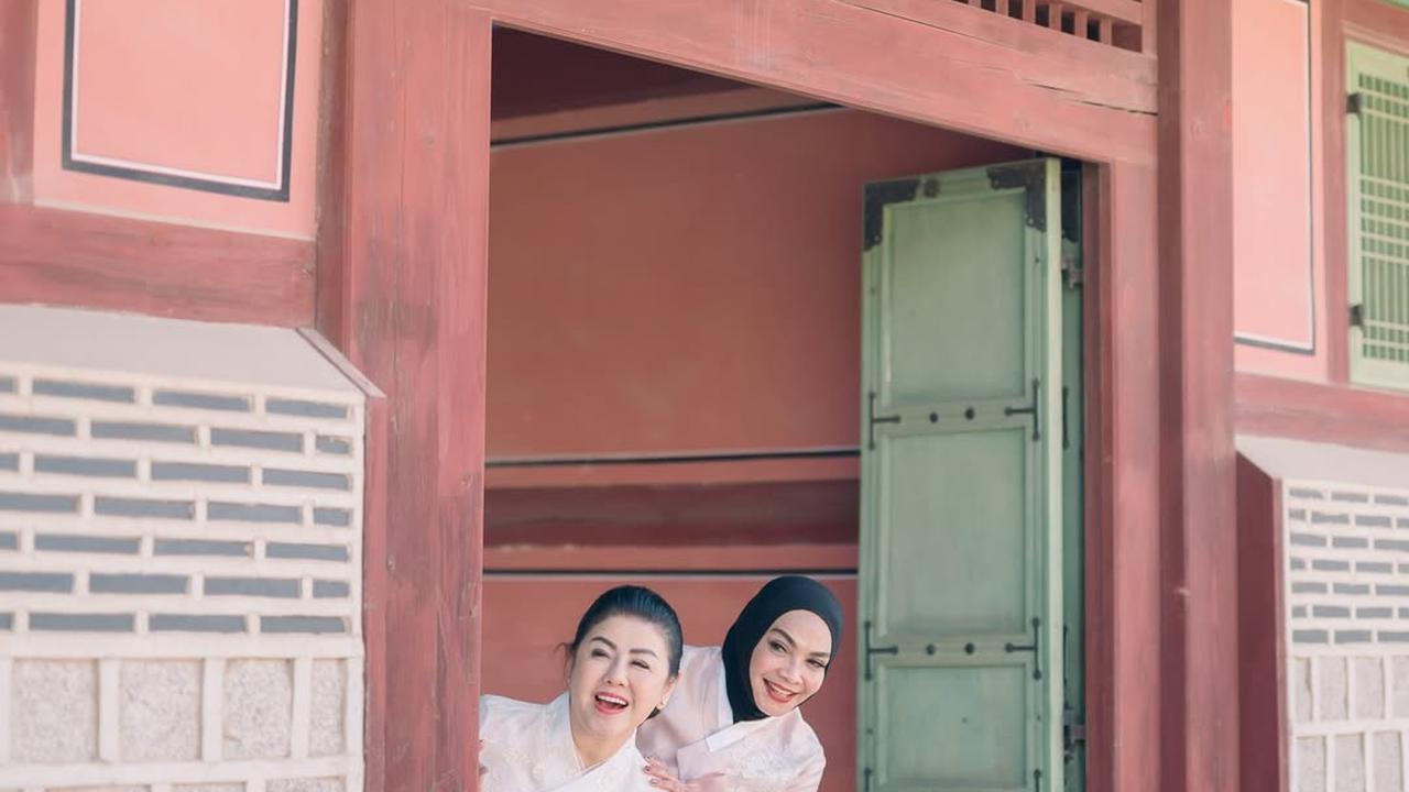 Potret Cantik Mami Rieta Amilia dan Desiree Tarigan Pakai Handbok di Korea, Bestie Awet Muda