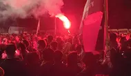 Momen Massa Trisakti Bakar Flare Sebelum Bubarkan Diri