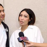 Saat memberikan keterangan terkait kelahiran anaknya di Rumah Sakit Pondok Indah, Jakarta Selatan, Senin (10/7/2017), Ayu Dewi mengaku sudah ditunggu beberapa kontrak pekerjaan.  (Nurwahyunan/Bintang.com)