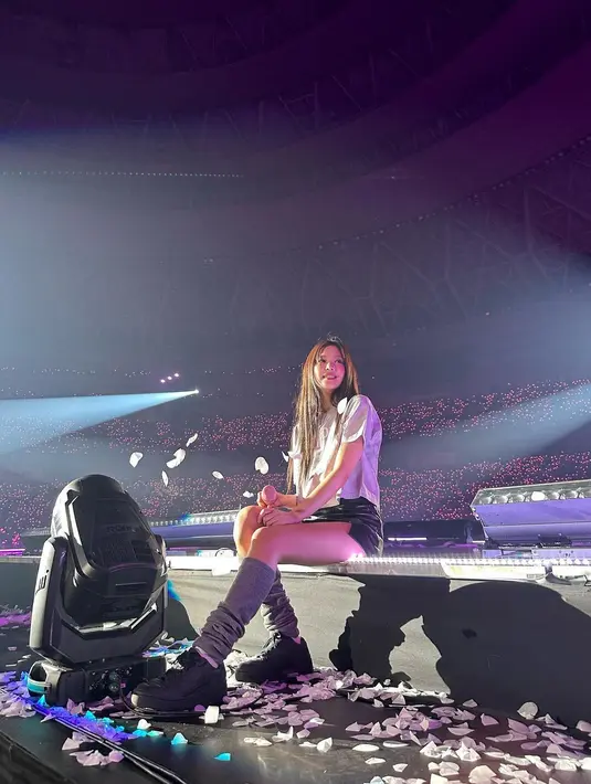 Outfit Jennie BLACKPINK selanjutnya yang juga banjir pujian penggemar, tak kalah menarik untuk disimak. Ia menghadirkan nuansa kasual dengan atasan kaus dan rok mini dari kulit. Foto: Instagram.