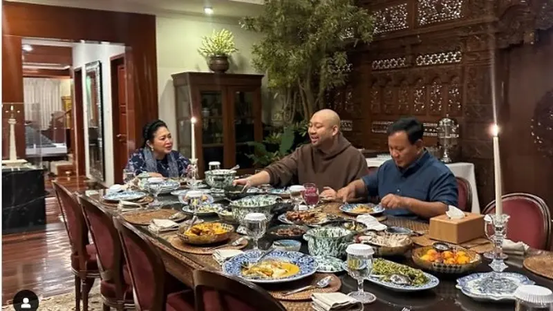 Prabwo Subianto bagikan momen makan malam bersama dengan anaknya, Didit Hediprasetyo dan mantan istri, Siti Hediati Haryadi. (Istimewa)