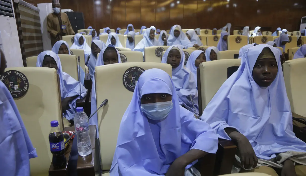 Para siswi yang diculik kelompok bersenjata setelah pertemuan pembebasan mereka dengan Gubernur negara bagian Bello Matawalle, di Gusau, Nigeria utara (2/3/2021). Gubernur Zamfara Bello Matawalle mengumumkan bahwa 279 gadis yang diculik minggu lalu telah dibebaskan. (AP Photo/Sunday Alamba)