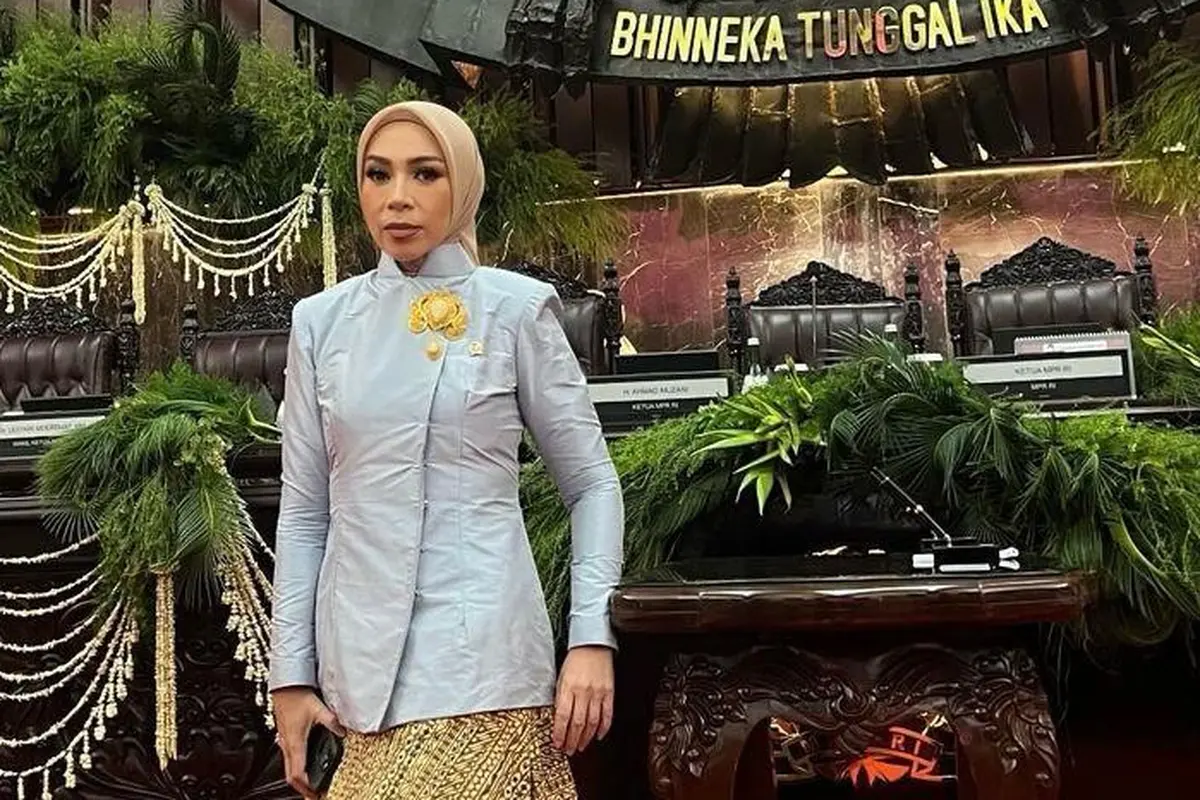 6 Gaya Melly Goeslaw Hadiri Pelantikan Prabowo Gibran, Kenakan Kebaya Janggan Favorit