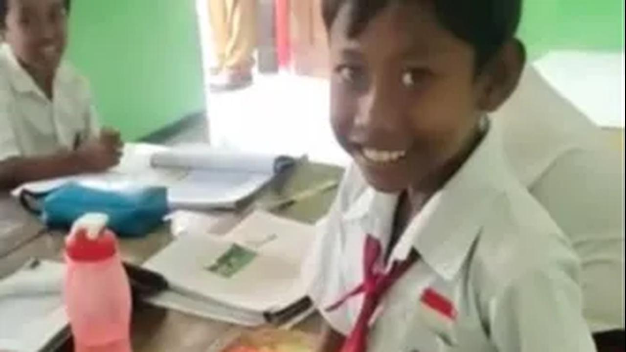 Anak SD Tanggapi dengan Senyuman