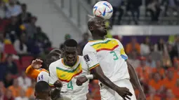 Senegal sendiri yang tampil tanpa bintang mereka Sadio Mane yang masih terbelit cedera, tampil solid dan mampu mengimbangi kualitas para pemain Belanda melalui komando Kalidou Koulibaly dari lini pertahanan. (AP/Ricardo Mazalan)
