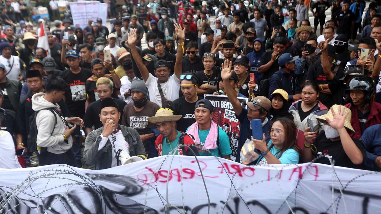 FOTO: Akasi Massa Desak KPK Tetapkan Bupati Pati Sudewo Tersangka