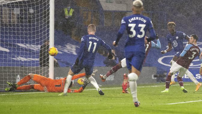 Kiper West Ham Lukasz Fabianski gagal menghentikan Tammy Abraham mencetak gol ketiga pada pertandingan Liga Inggris di Stamford Bridge, London, Senin, 21 Desember 2020. (AP Photo / Clive Rose, Pool)