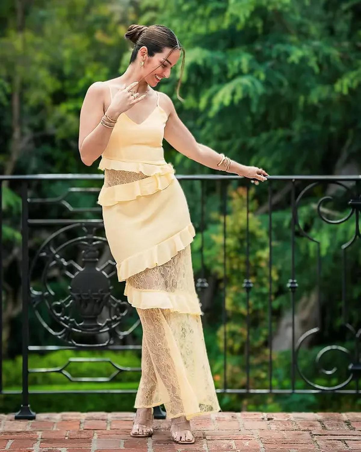 Padu Padan Dress Kuning Nia Ramadhani dan Model Rambut Panjang, Inspirasi Look Cerah dan Mewah