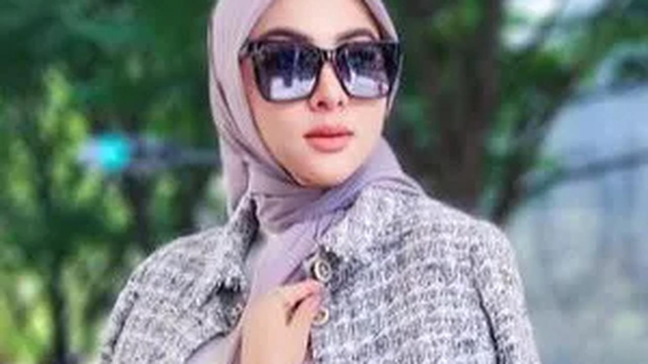 Dalam berpenampilan, gaya Syahrini memang tak pernah gagal menjadi sorotan. Ada saja tingkah dan barang-barang branded yang Ia bawa hingga sukses mencuri perhatian publik.