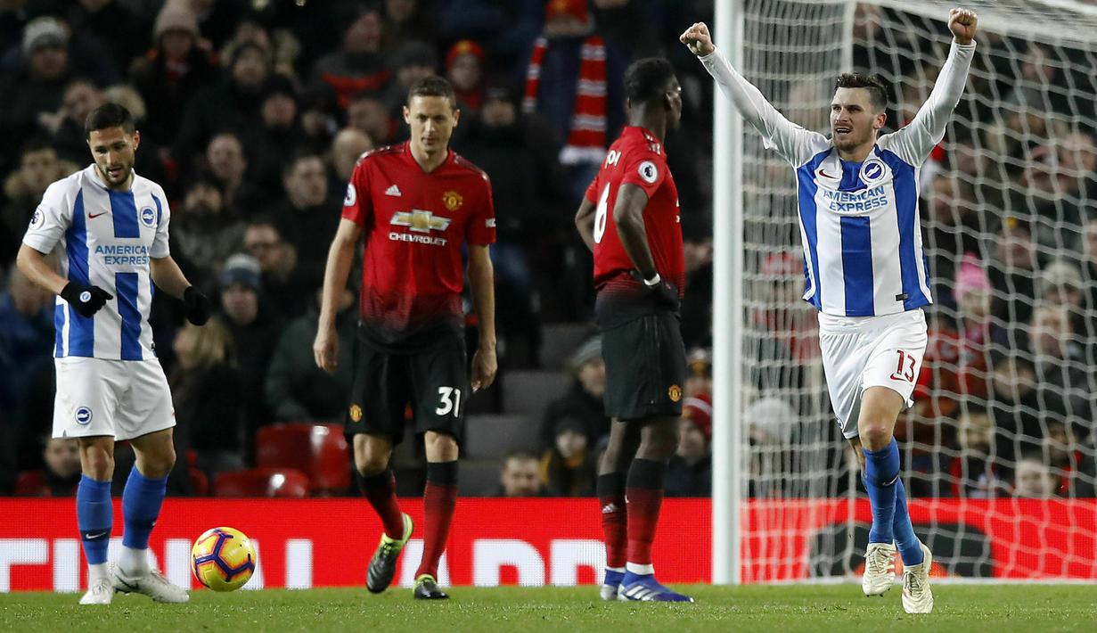 Pemain Brighton and Hove Albion, Pascal Gross, melakukan selebrasi usai membobol gawang Manchester United pada laga Premier League di Stadion Old Trafford, Sabtu (19/1). Manchester United menang 2-1 atas Brighton and Hove Albion. (AP/Martin Rickett)