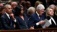 Mantan Presiden AS, Barack Obama dan Michelle Obama duduk bersebelahan dengan mantan presiden Bill Clinton dan Hillary Clinton saat prosesi pemakaman kenegaraan George HW Bush di Katedral Nasional Washington, Rabu (5/12). (Alex Brandon/POOL/AFP)