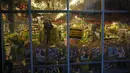 Orang-orang berbelanja di toko bunga di Amsterdam, Belanda, Sabtu (18/12/2021). Pemerintah Belanda akan melakukan penguncian ketat atau lockdown selama periode Natal dan Tahun Baru untuk mencoba menahan varian covid-19 Omicron yang sangat menular. (AP Photo/Peter Dejong)