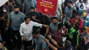 Saat tiba di lokasi, Jokowi yang mengenakan kemeja putih dengan celana hitam itu langsung masuk menuju Blok A pasar Tanah Abang. Di sana ia langsung menyapa para pedagang yang umumnya berjualan pakaian. (Liputan6.com/Faizal Fanani)