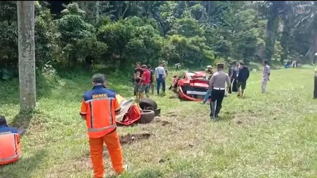 Kecelakaan supercar McLaren di Tol Jagorawi.