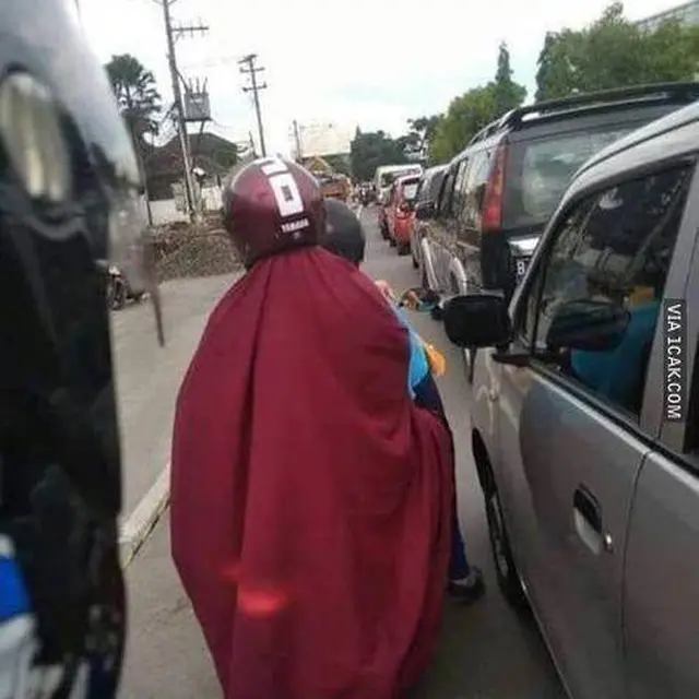 6 Momen Apes Naik Motor Pakai Baju Panjang, Harus Ekstra Hati-Hati