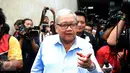 Guru Besar Psikologi UI, Sarlito Wirawan Sarwono meninggalkan Polda Metro usai memberi keterangan, Jakarta, Kamis (28/1/2016). Sarlito dipanggil untuk menambah keterangan saksi ahli kasus kematian Wayan Mirna Salihin. (Liputan6.com/Helmi Fithriansyah)