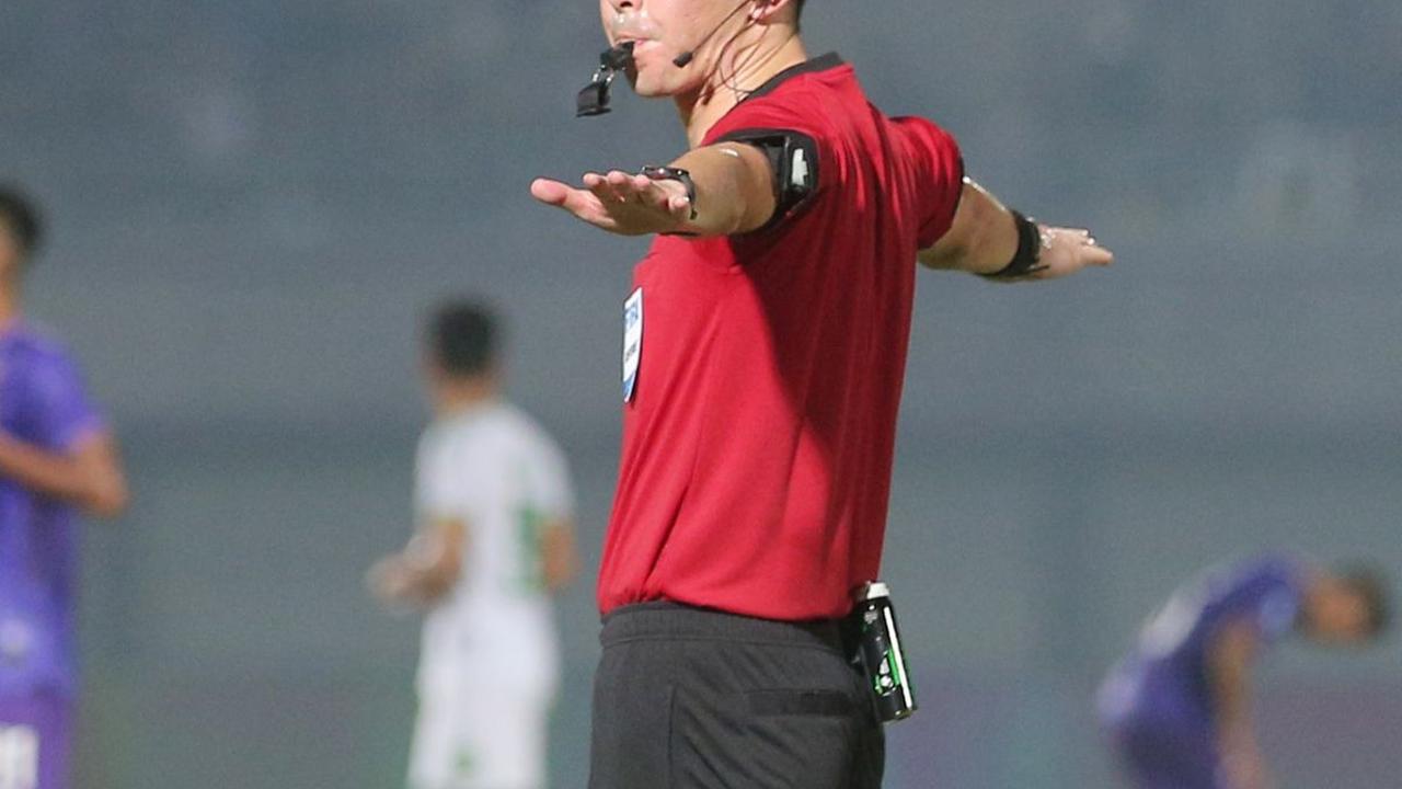 Aksi wasit asal Jepang, Yusuke Araki saat memimpin pertandingan antara Persita Tangerang Vs Persikabo 1973 pada laga pekan ke-22 BRI Liga 1 2023/2024 di Stadion di Indomilk Arena, Tangerang, Minggu (10/12/2023).